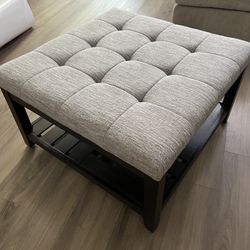 Coffee table ottoman like new 30c30x27H