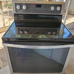 Whirlpool Electric Stove  Nice And Clean 
