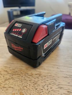 Milwaukee m twenty eight lithium x c battery