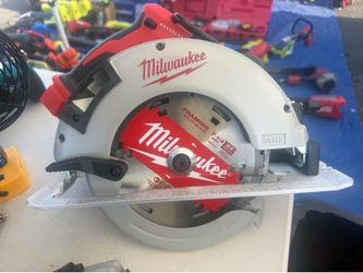 Milwaukee M18 18V Lithium-Ion Brushless Cordless 7-1/4 in. Circular Saw (Tool-Only)