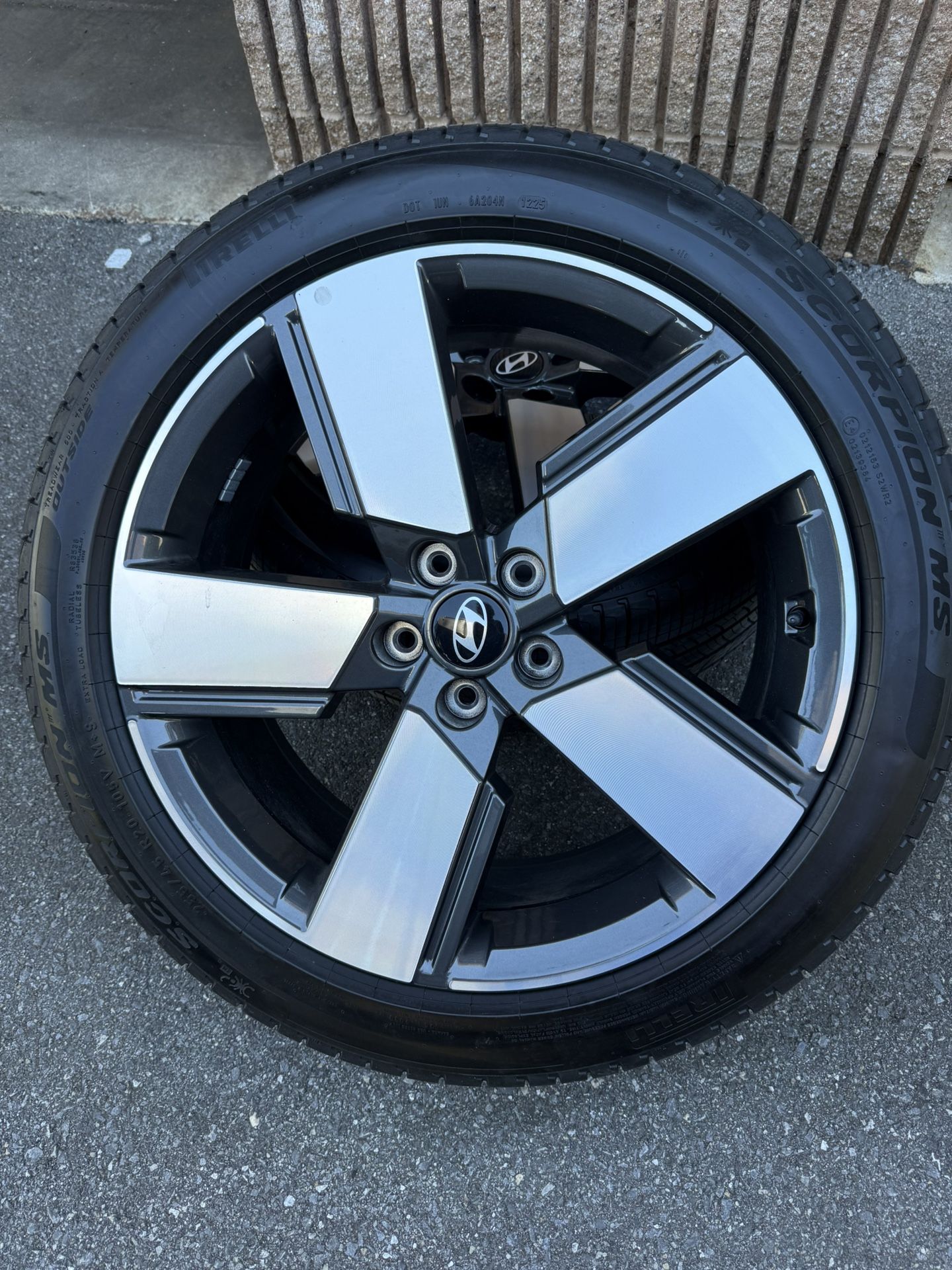 20” Wheels w/Pirelli Scorpion MS Tires 255/45 R20 (only 637 miles)
