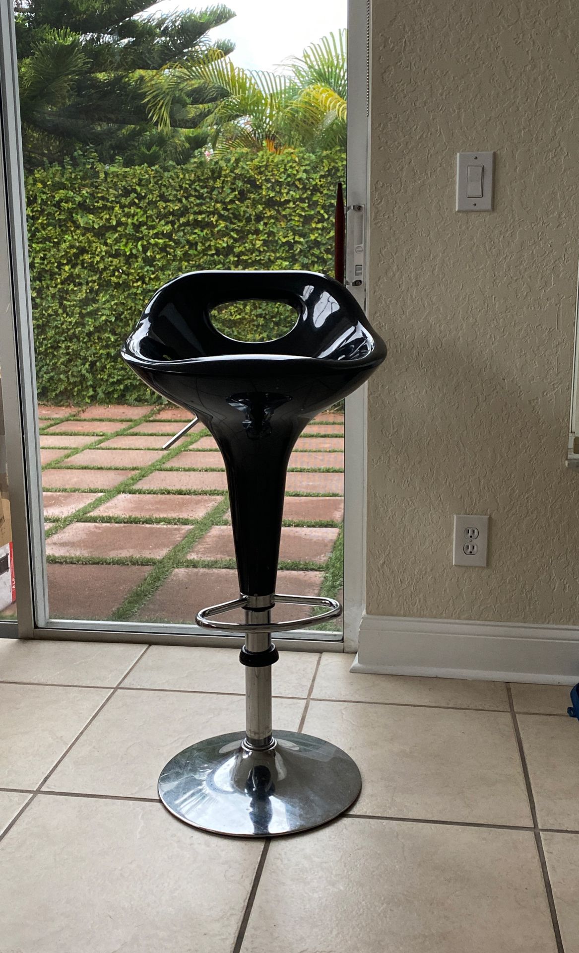 Adjustable bar/counter stool