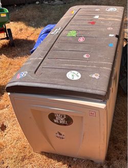 Outdoor storage chest