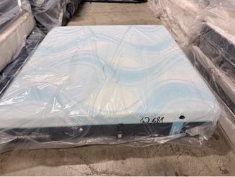 King mattress Tempurpedic LuxeBreeze soft 2.0 💥 financing available $50 Down P