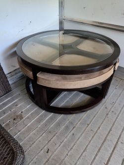 Center living room table with 4 stools