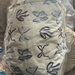 white blue bow blanket 
