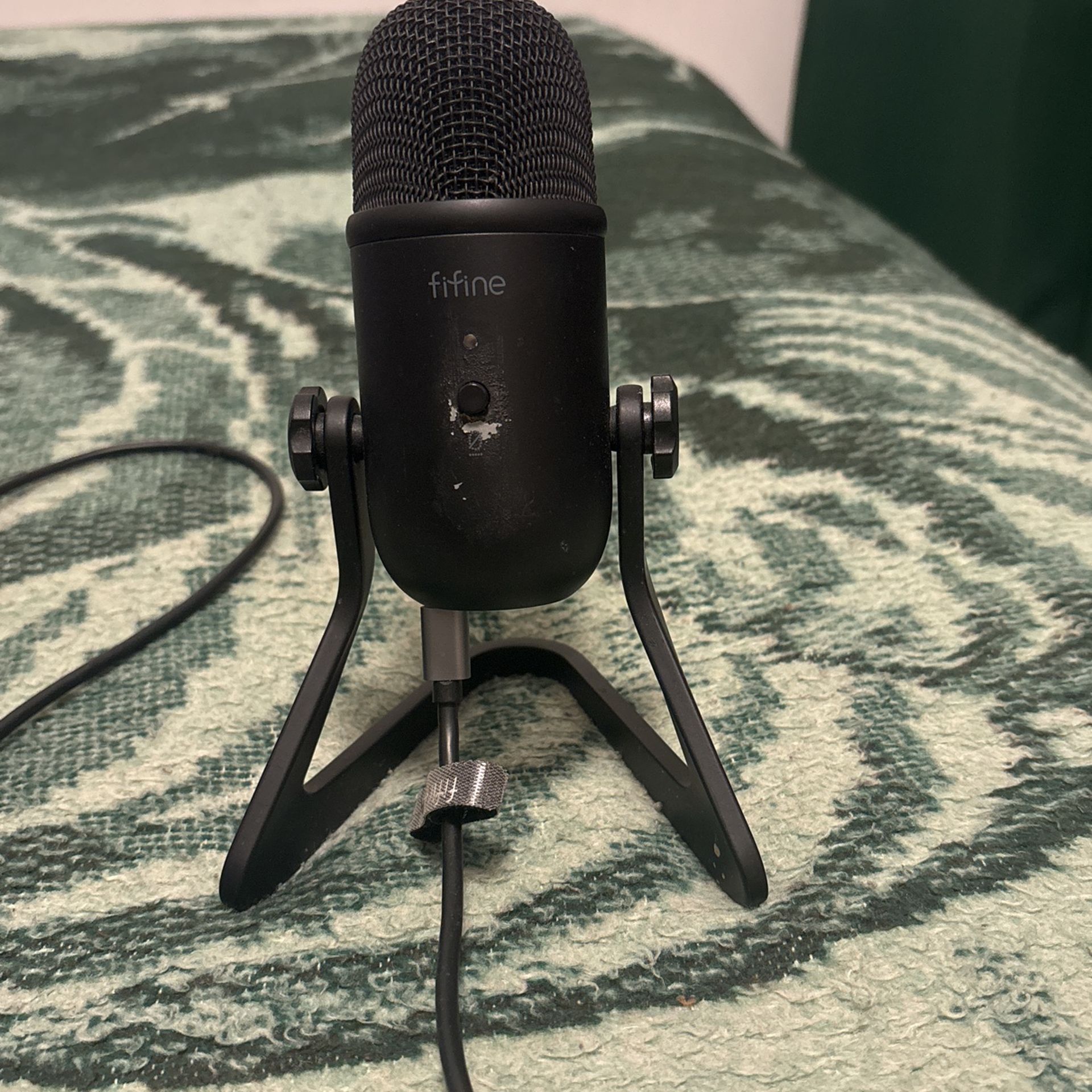 (Used) Black FIFINE USB Podcast Microphone for Recording Streaming, Condenser Computer Gaming Mic for PC Mac, Headphone Output&Volume Control, Mic Gai