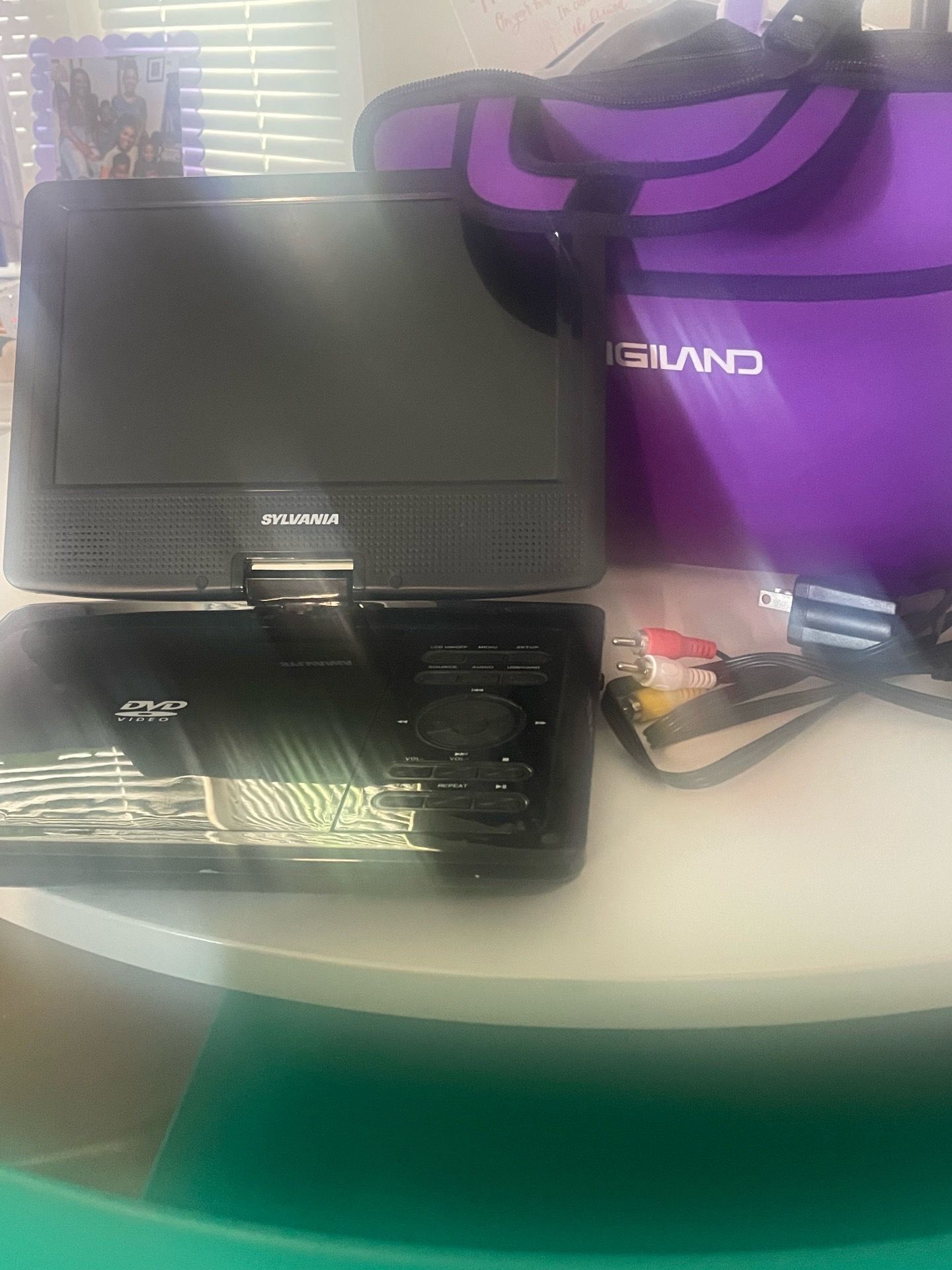 DVD player bundle of bag and DVD 💿
