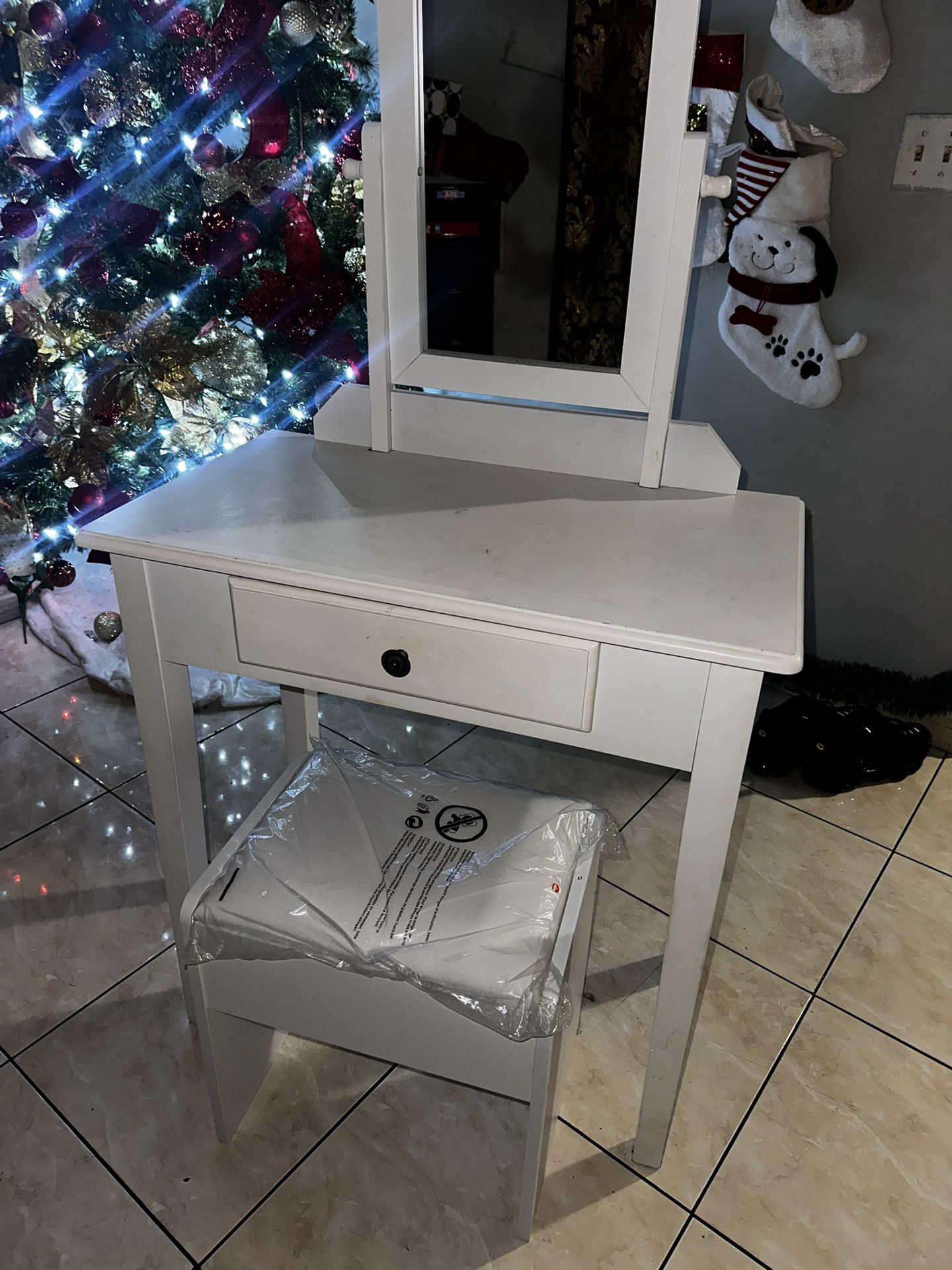 small vanity desk w/ stool seperate