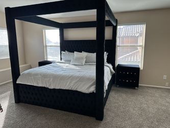 California King Canopy Bed ā LIKE NEW