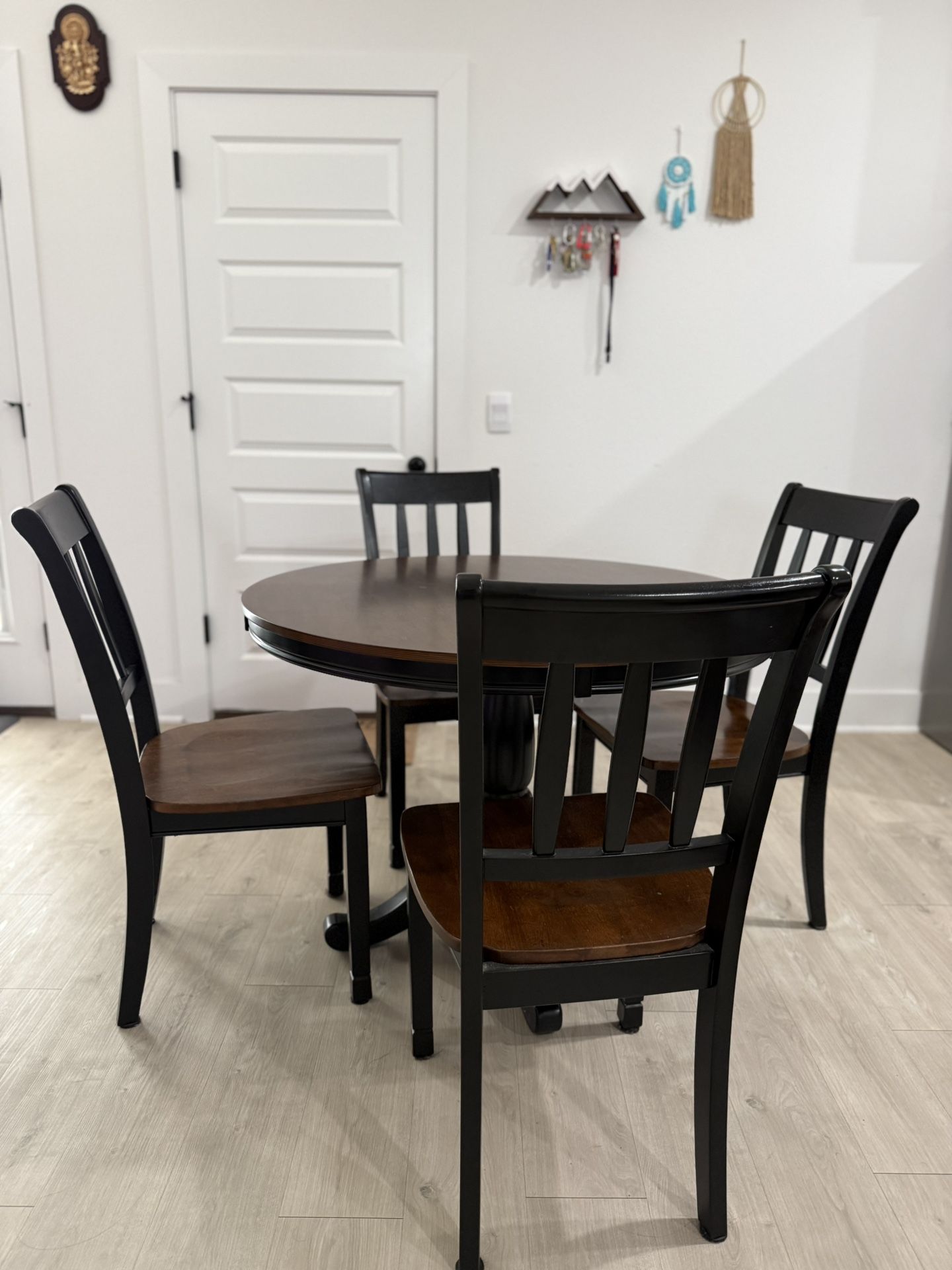 Round Dining Table with 4 chairs in Black & Brown