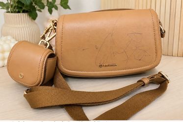 Lululemon crossbody bag ( camel colour )
