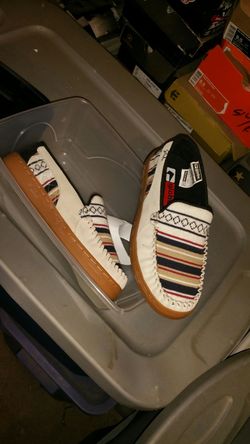 Mens globe slip on