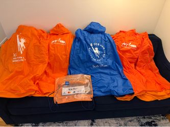 4 New York Marathon Ponchos + 2 Recovery Bags + 4 Cheering Bells
