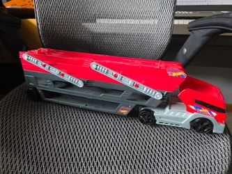 Hot wheels mega hauler /car carrier