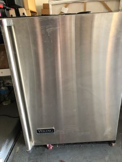 Viking  Under counter  Refrigerator Ice Maker, Needs Work $150