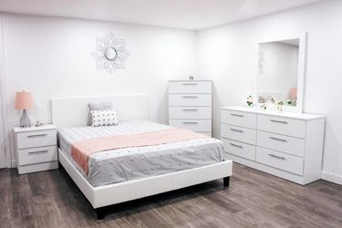 Queen Size Bed, Dresser With Mirror, Chest And 1 NihNightstand / Cama, Cómoda Con Espejo, Gavetero Y Mesita De Noche 🚚