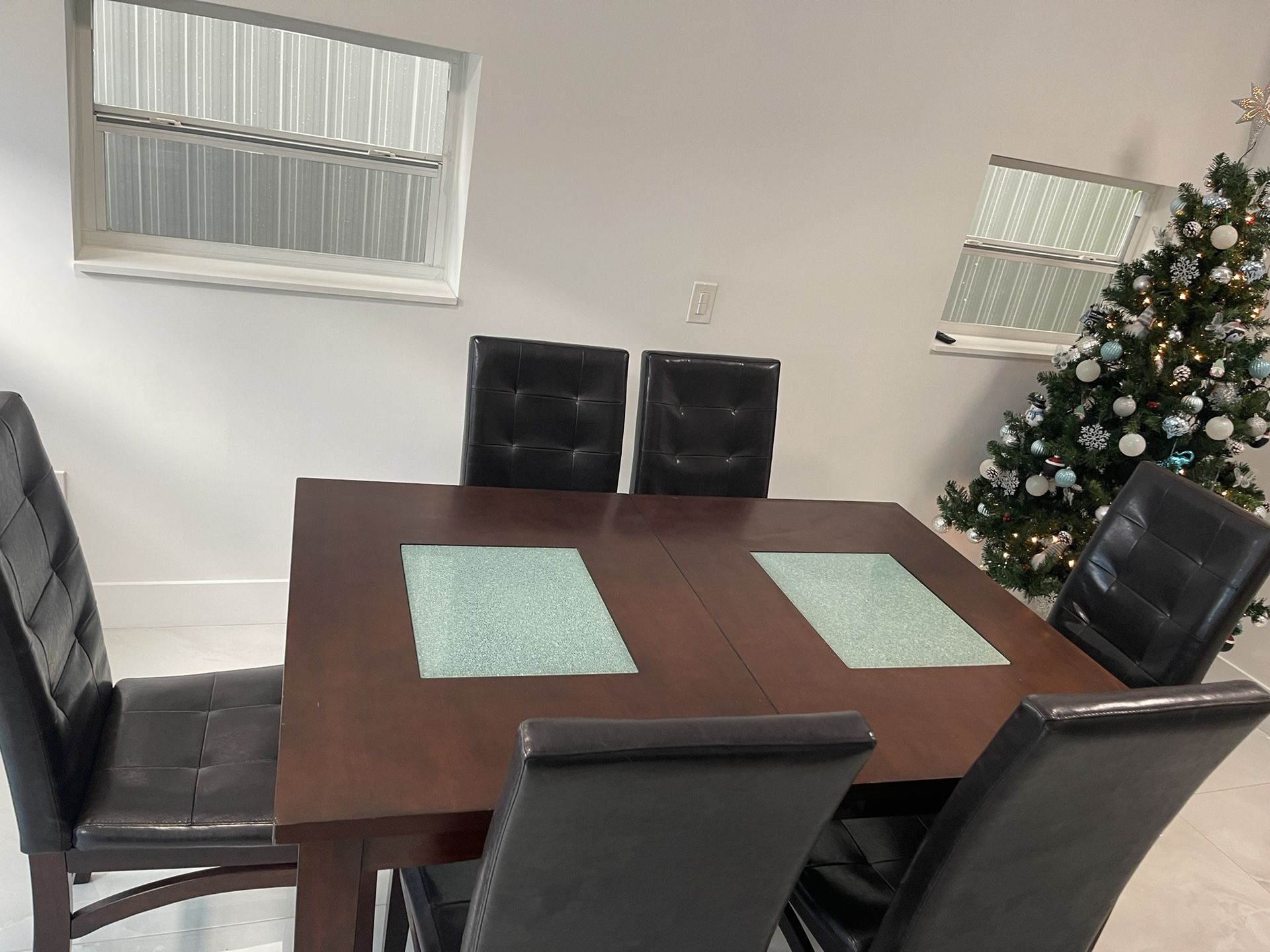 Used But In Good Condition Dining Table With 6 Chairs