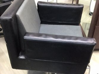 One salon chair and one mirror $200