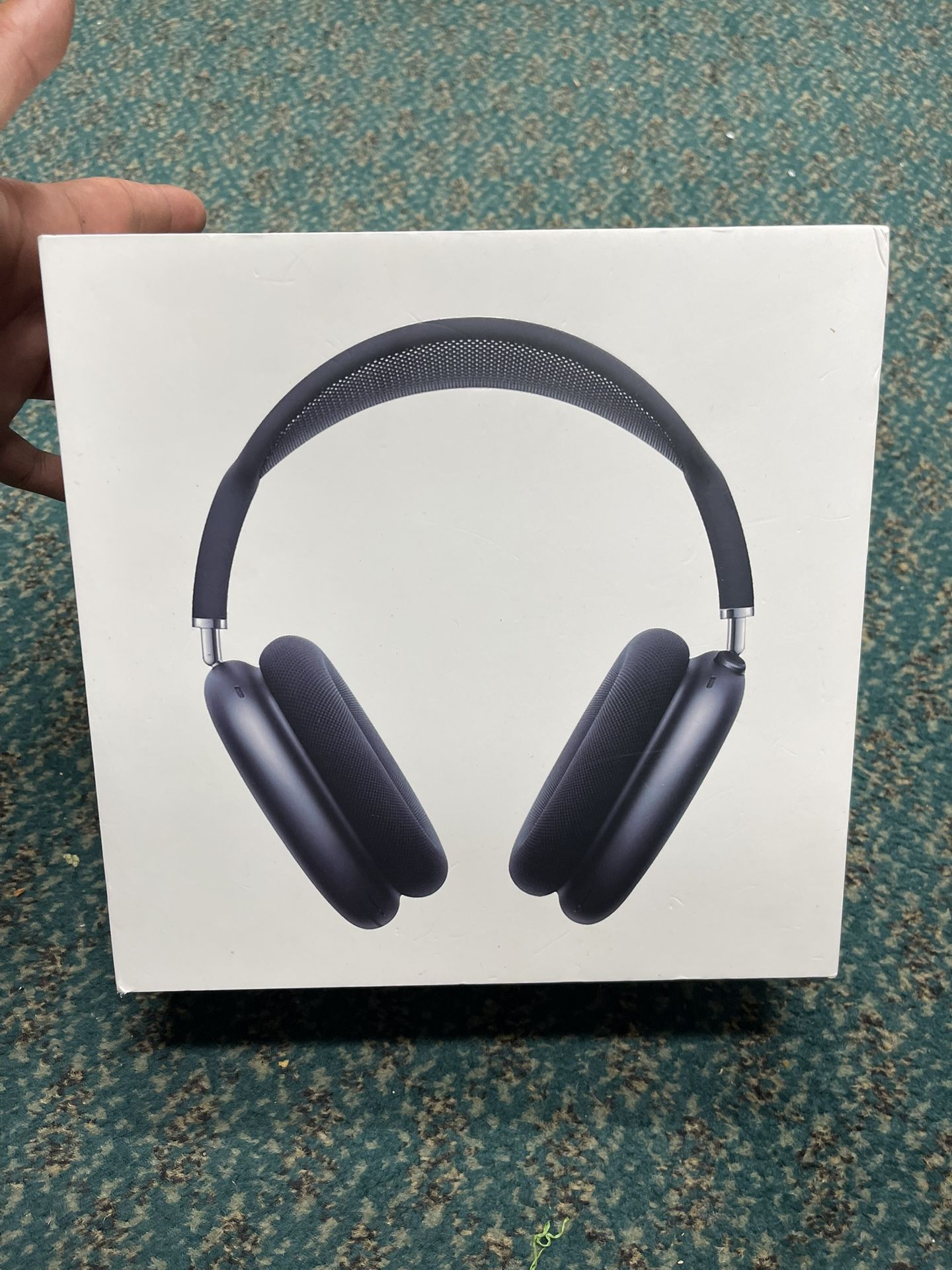 HEADPHONES, ELECTRONICS APPLE APPLE AIRMAX USED W CHARGER AND BOX MGYH3AM'A