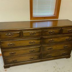Vintage Ethan Allen 9 Drawer Dresser 