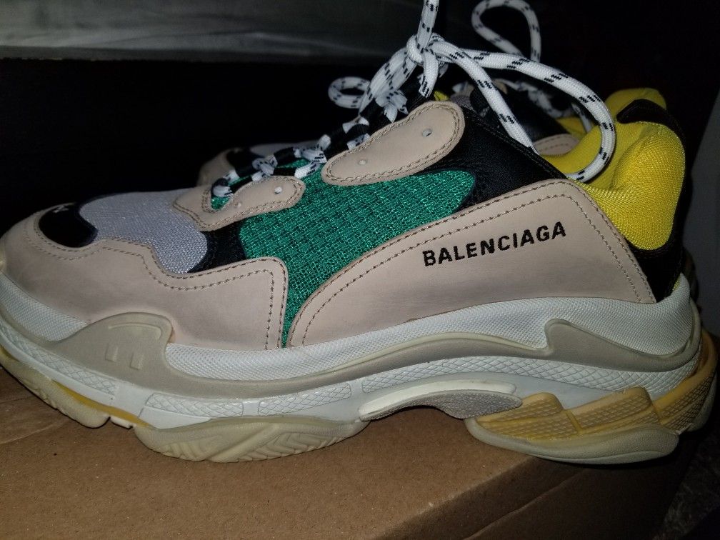 Balenciaga Wheel XS Logo Drawstring Bucket Bag for Sale in Philadelphia, PA  - OfferUp