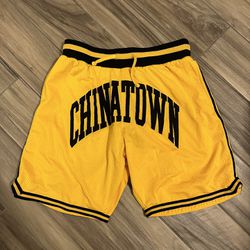 VTG Y2K CHINATOWN MARKET/SMILEY EMBROIDERY YELLOW/BLACK SHORTS SIZE XL