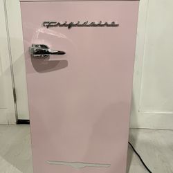 pink mini fridge (fridgaire)