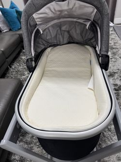 UPPAbaby Bassinet + Elevated Stand - Grey - Excellent Condition!