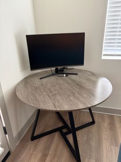 Round table (Monitor not included)