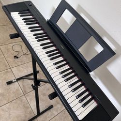 Yamaha Portable Keyboard Piaggero NP12 -NEW!!