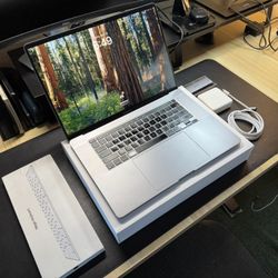 Apple Macbook Pro 16 inch - 32GB RAM / 512 SSD, 2.6 GHz i7, w/ Touchbar, NEW OS Sequoia + ACCESSORIES