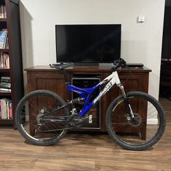 26 Inch Full Suspension Diamondback Mountain Bike Ready To Go For Riders 5,9 And Up I’m Asking 250 Dollars Pick Up Only Might Be Open To Trades 