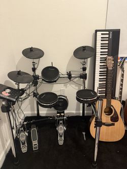 Drumset Alesis Command Mesh Kit Eight-Piece Electronic Drum Kit with Mesh Heads