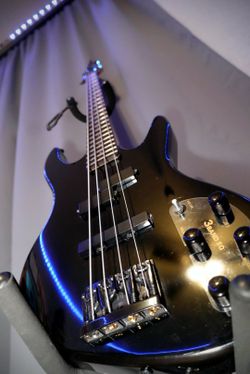 Bass Guitar (DeArmond Pilot)