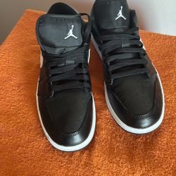 ALOST NEW NIKE SIZE 6.5