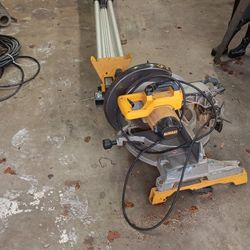 12" DEWALT MITER SAW WITH PORTABLE TABLE