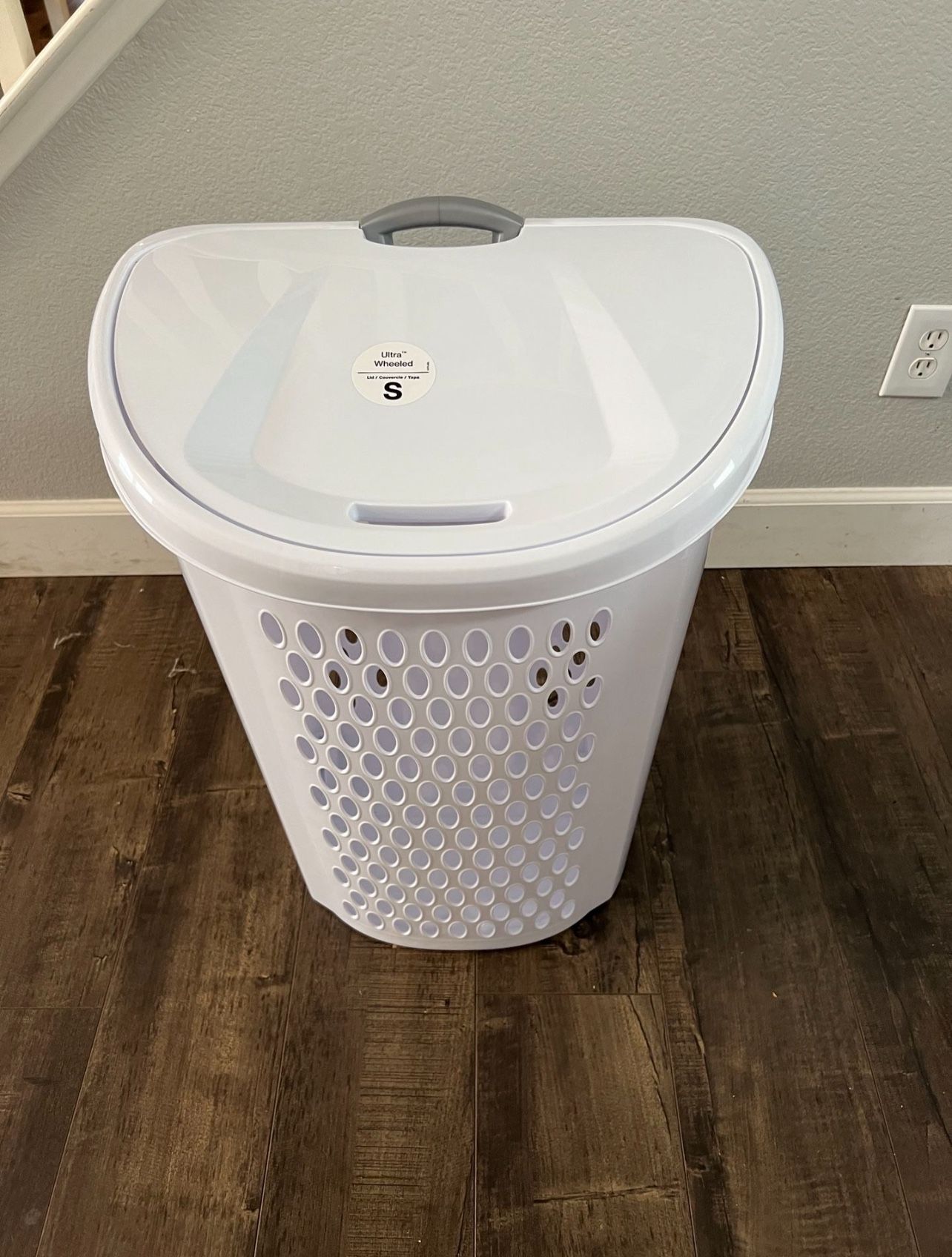 Laundry Basket NEW Sterilite White Plastic Wheeled