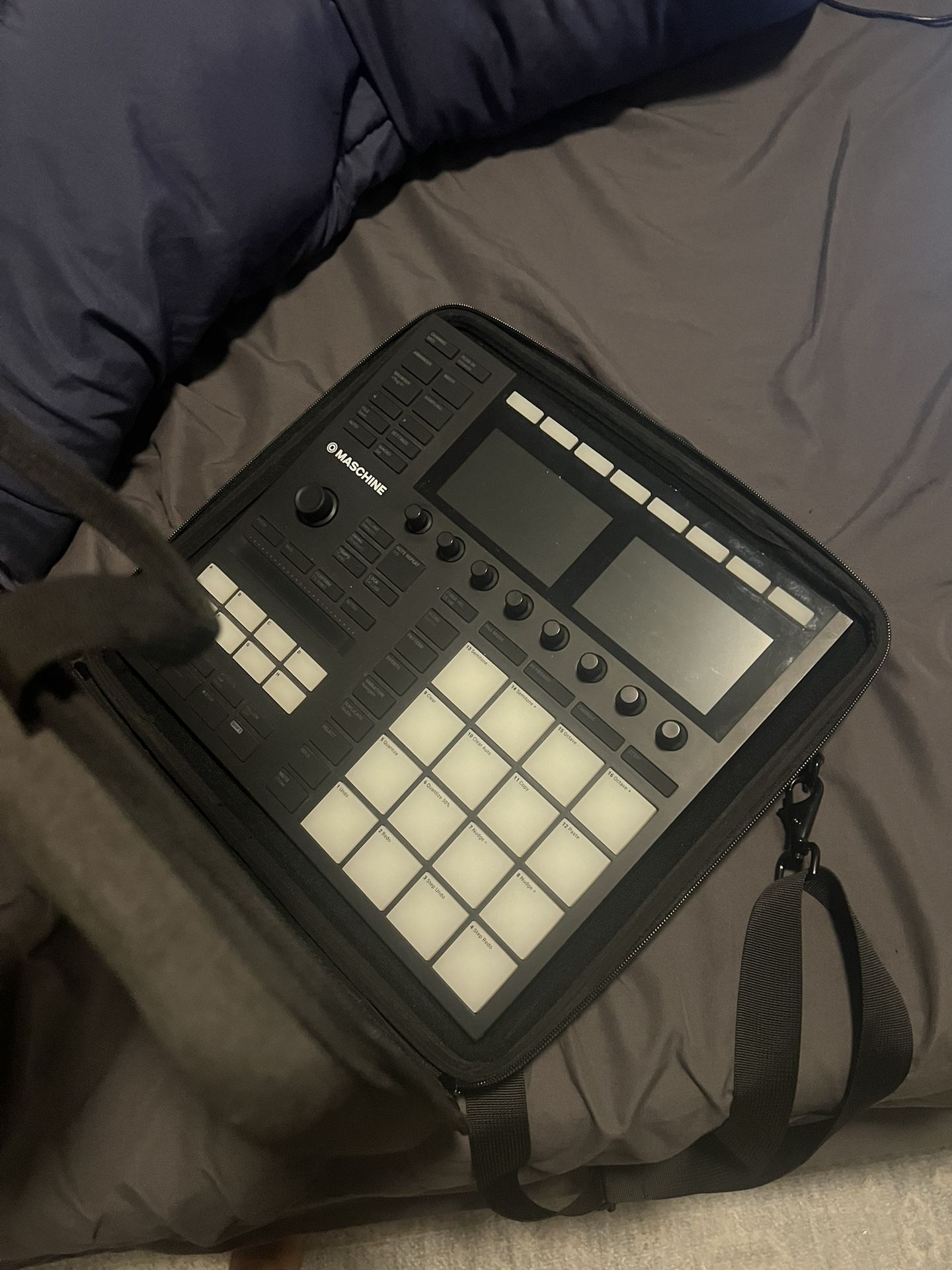 Native Instruments Maschine MK3 Production and Performance System