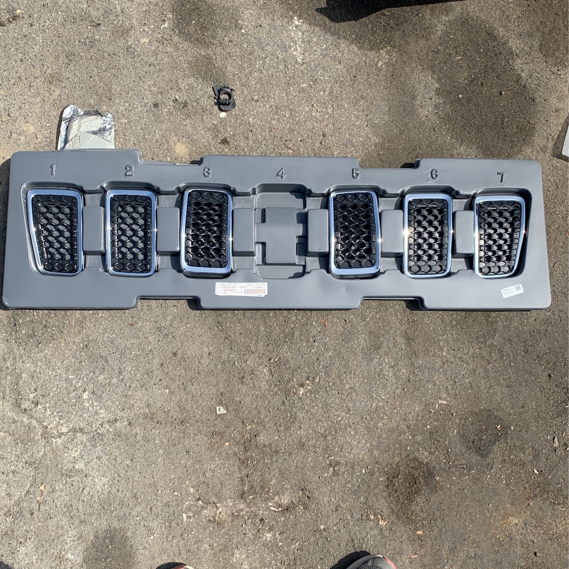 68288045AB - Lower Grille 2019-2023 Jeep Cherokee | The Official