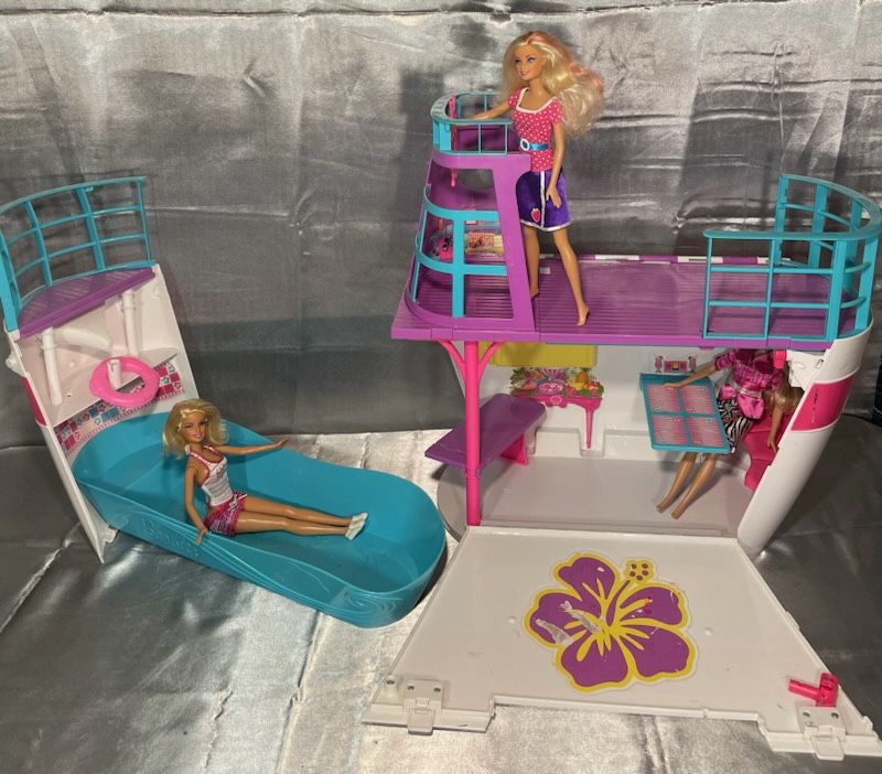 2011 Barbie cruise ship with 3 modern Barbies as seen 60