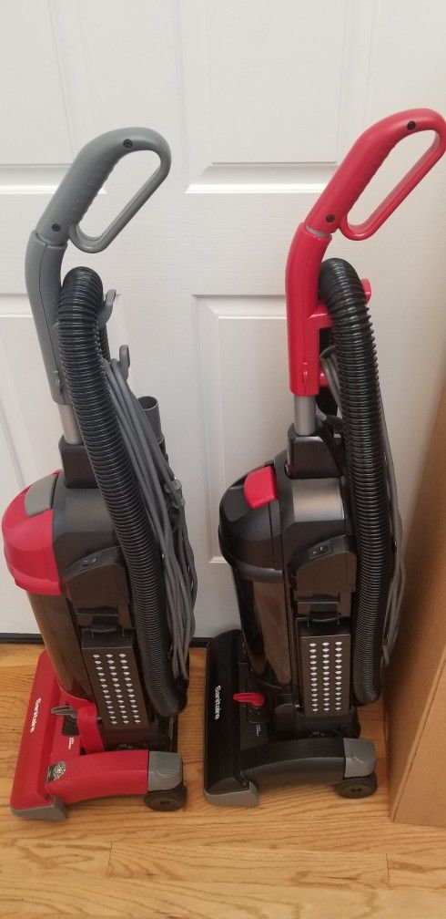 NEW cond BAGLESS COMMERCIAL SANITARE VACUUM  WITH ATTACHMENTS  AMAZING POWER SUCTION  WORKS EXCELLENT  IN THE BOX