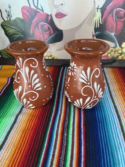 Florero café con decoración blanca ( $ 20 cada uno