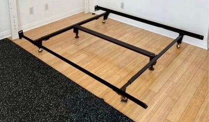 QUEEN / FULL/ CAL KING/ KING SIZE METAL BED FRAME (LIKE NEW)  (VERY STURDY)