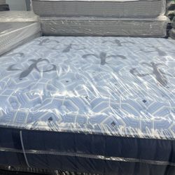 KING SIZE STEARNS & FOSTER ESTATE MATTRESS & BOX SPRINGS BED SET
