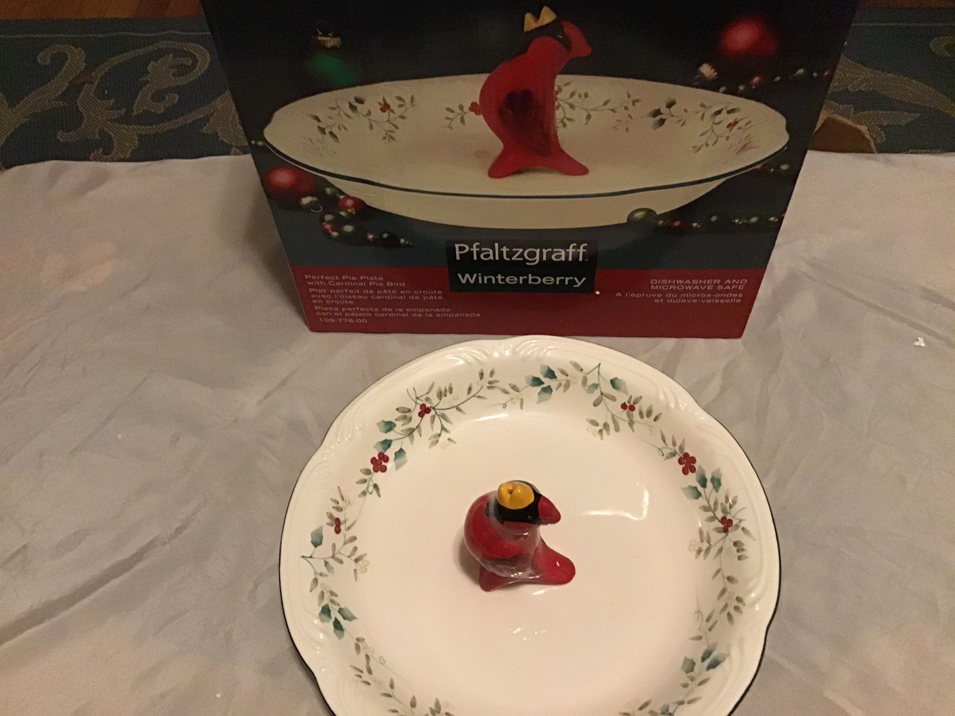 Brand New Pfaltzgraff Winterberry 9-1/2 inch perfect pie plate with cardinal pie bird