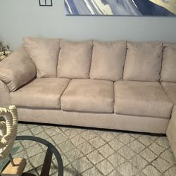 Ashley Furniture Right-Facing Sectional Sofa – Excellent Condition