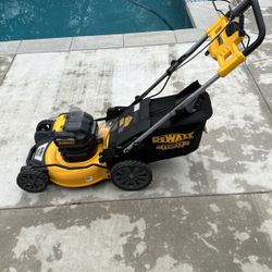 DEWALT 20V MAX 21 in. Battery Powered Self Propelled Lawn Mower