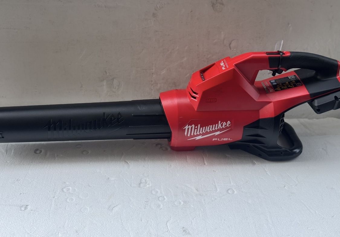 Milwaukee M18 FUEL Dual Battery 145 MPH 600 CFM 18V Lithium-Ion Brushless Cordless Handheld Blower (Tool-Only)