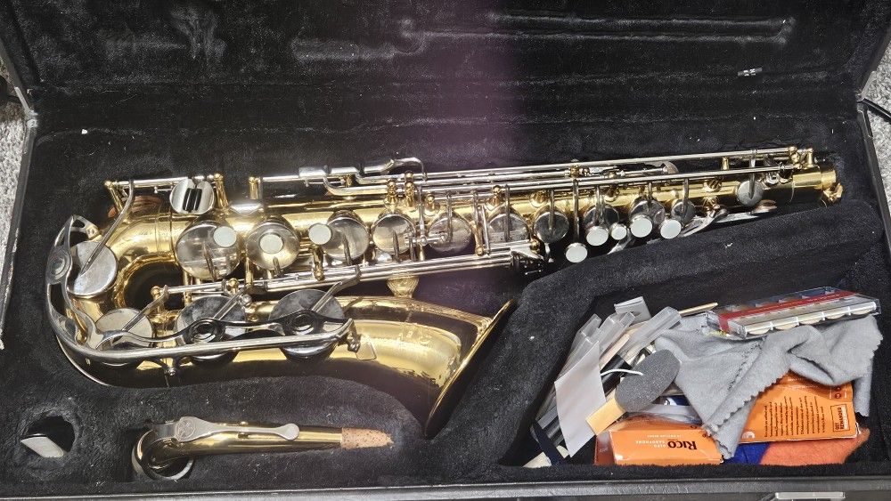 Yamaha Eflat Alto Sax With Case And New Reeds